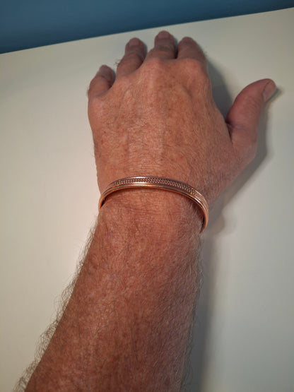 Kupferarmband mit doppeltem Rippendesign